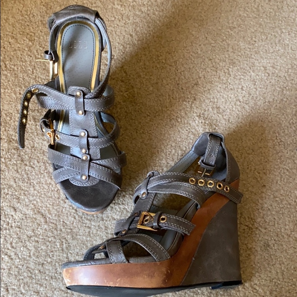 Grey wedges